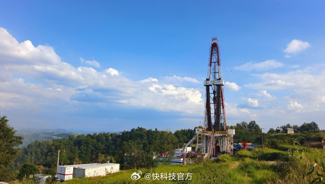【超5300米！我国页岩气井垂深刷新纪录】据报道，中国石化“深地工程·川渝天然气