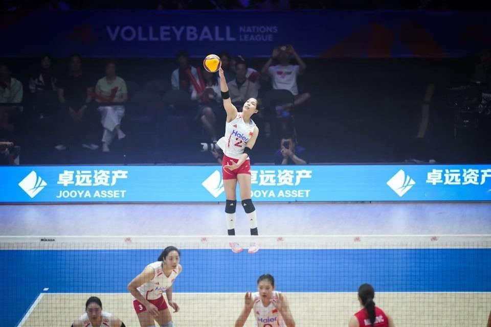 北京时间6月6日，备受关注的世界女排联赛中国女排对阵塞尔维亚女排，双方通过较量，