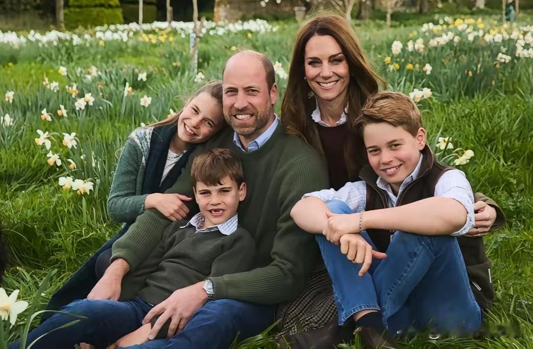 英国王室现任王储威廉王子1家5口的圣诞贺卡的全家福拍得真美！1家5口穿着同款墨绿