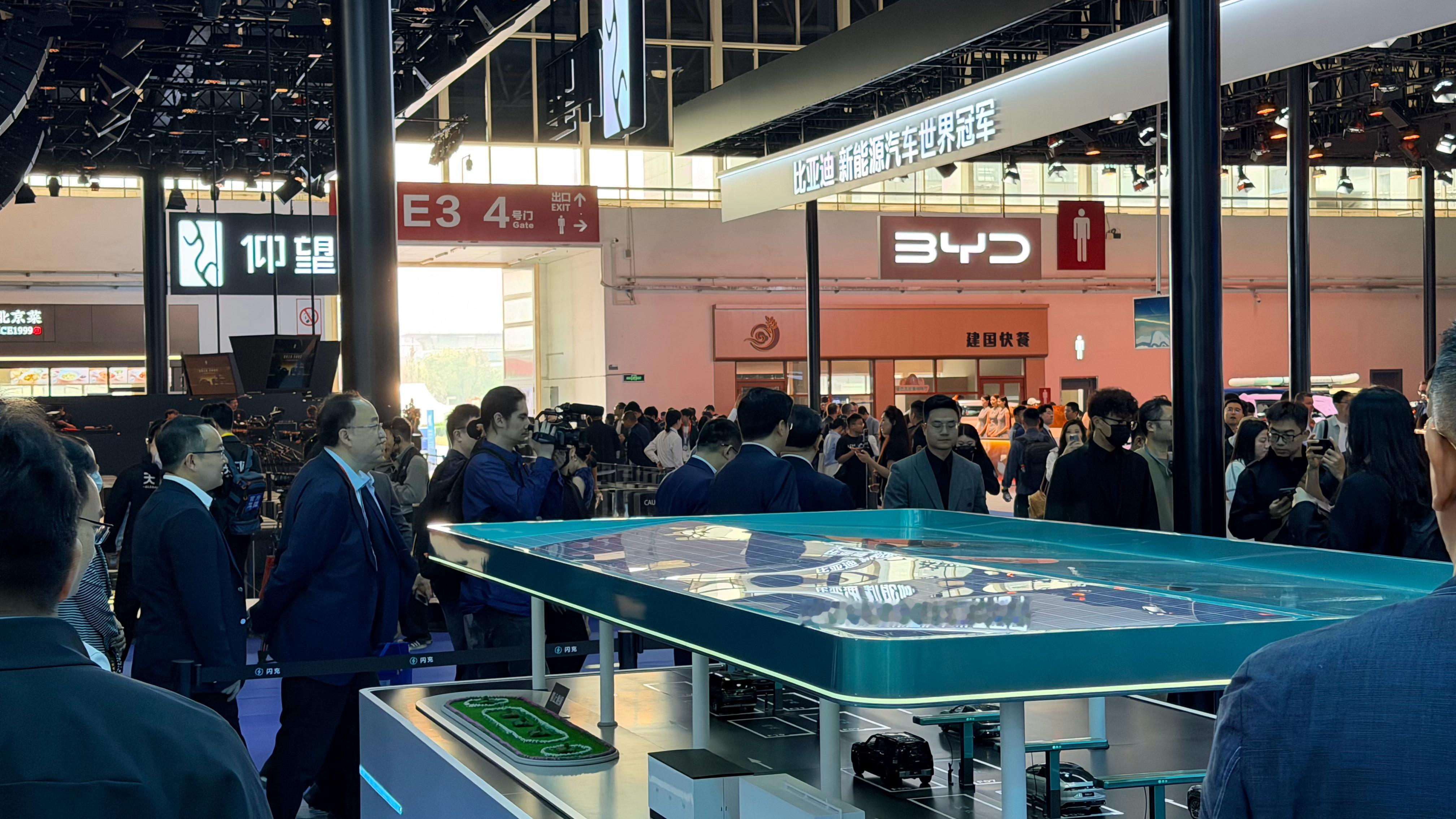2026北京车展 比亚迪又又又包馆了，整个 E3全是比亚迪的品牌。这次也有不少新