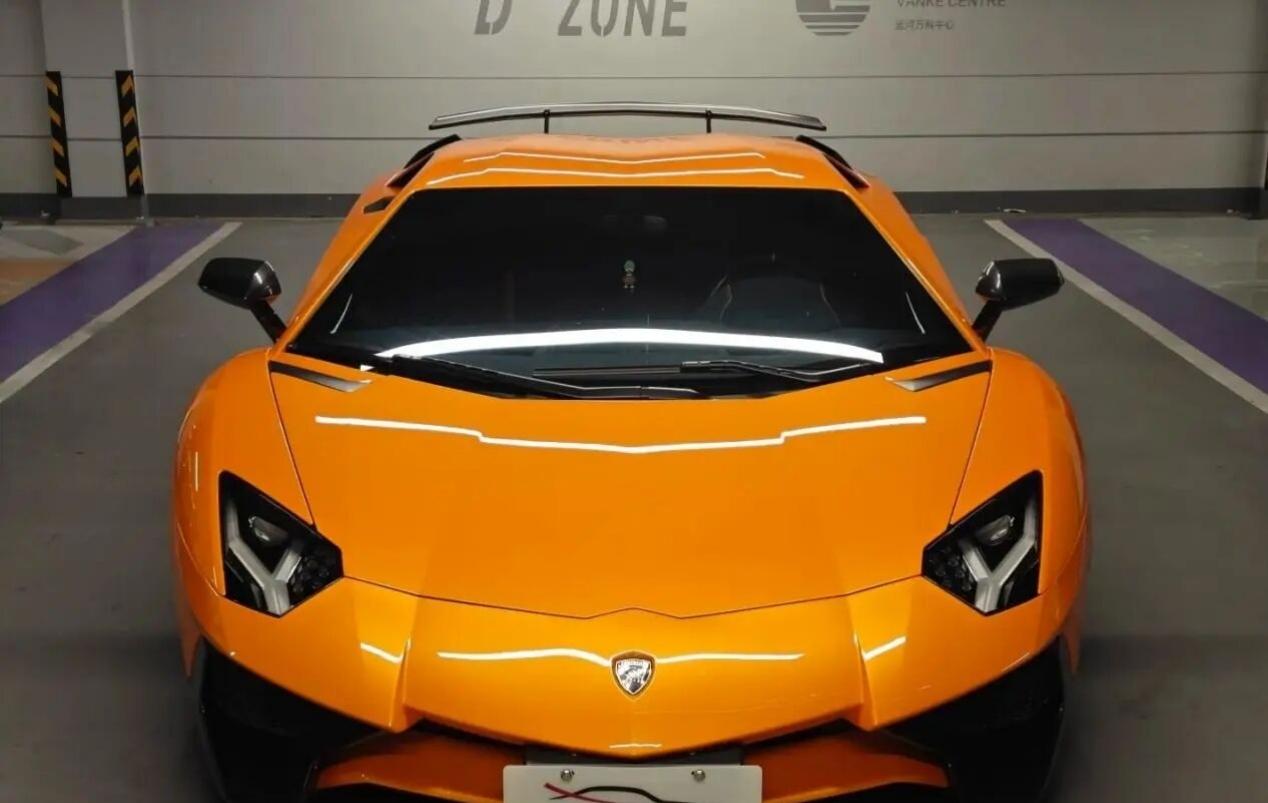 熔岩橙 + 碳纤尾翼，这台 Aventador 战斗力拉满这台兰博基尼 Aven