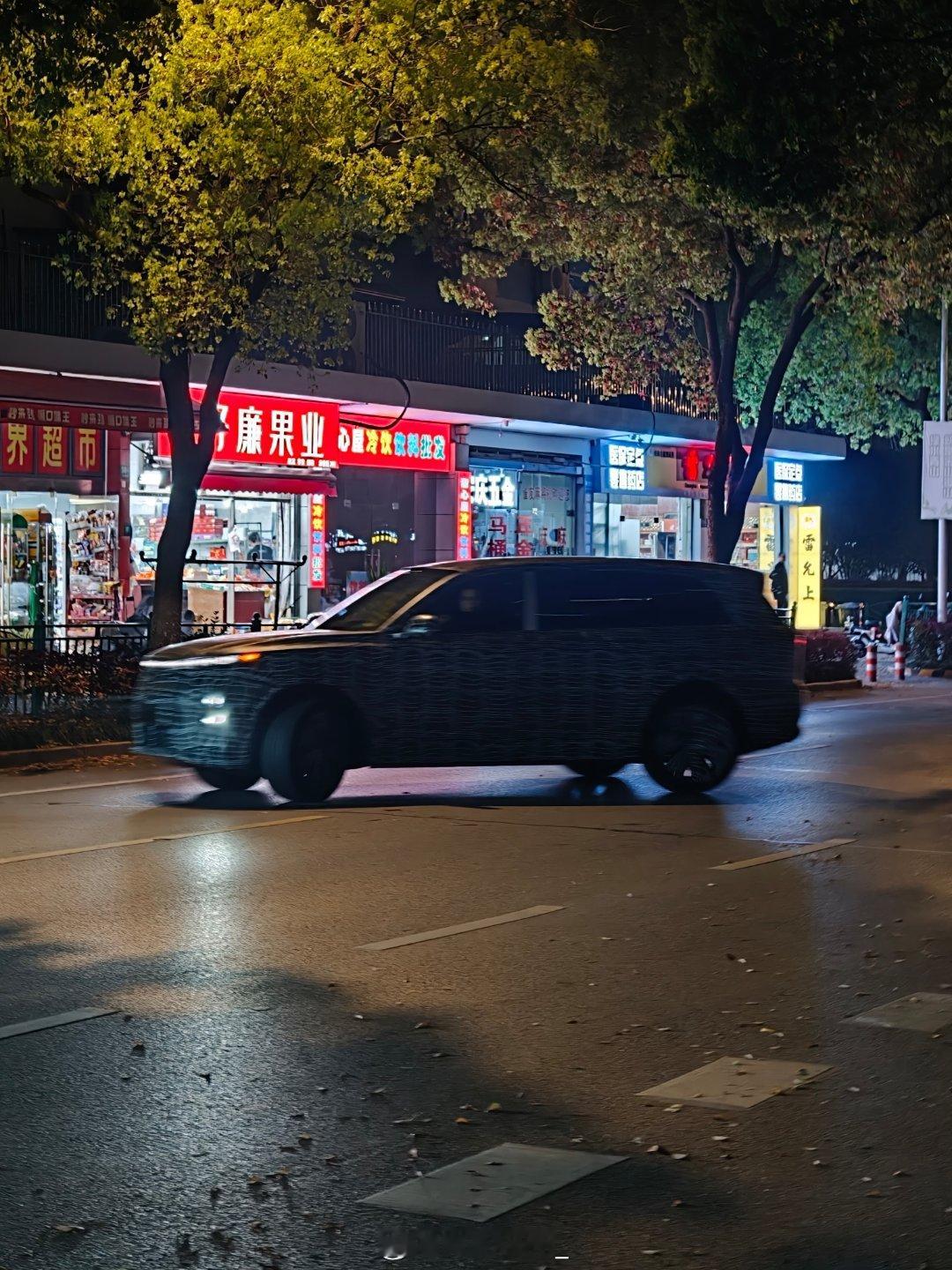 跟吃饭出门遇到一台车！不知道什么牌子！但是应该是有后转的