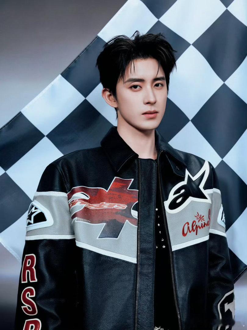敖瑞鹏  敖瑞鹏出席代言品牌直播造型大片，身着Alpinestars RSRV 