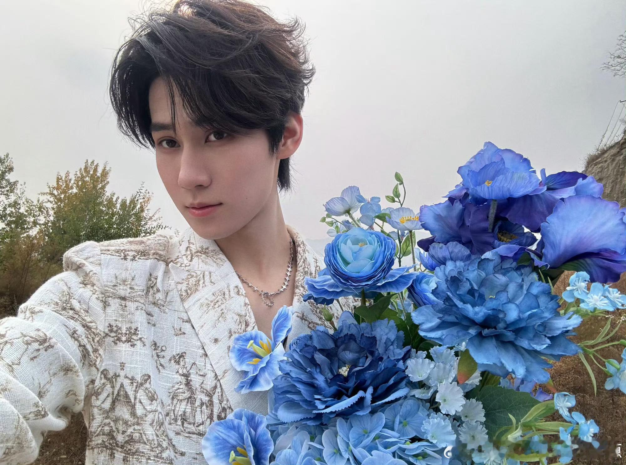 #张真源自拍vs他拍#张真源自拍VS他拍，怎么拍都很帅[酷]真源捧花拍照真的很有