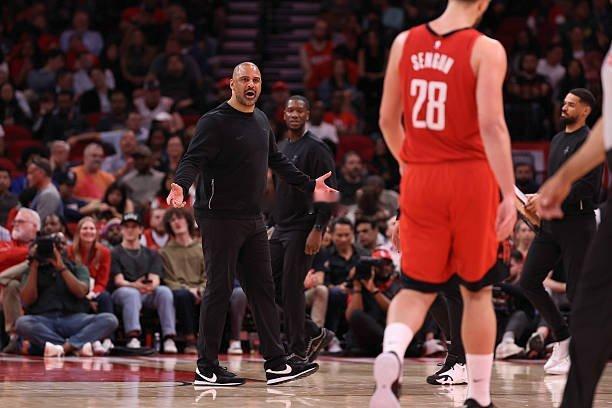 就一场普普通通的常规赛，乌度卡为了赢球硬是搞出8人轮换，3个人出场时间超过37分