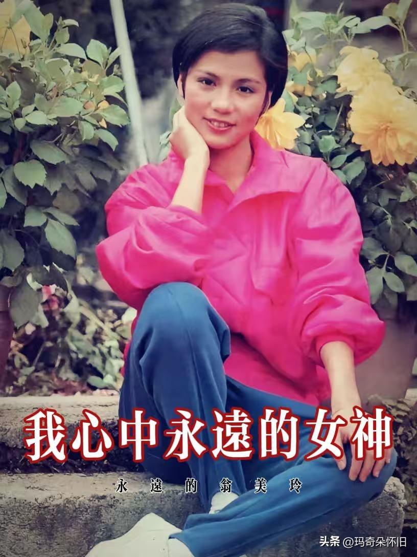 🌸阿翁，女神节快乐。想你了👉🏻
鲜妍的玫红上衣，藏蓝长裤，
利落的短发，眉