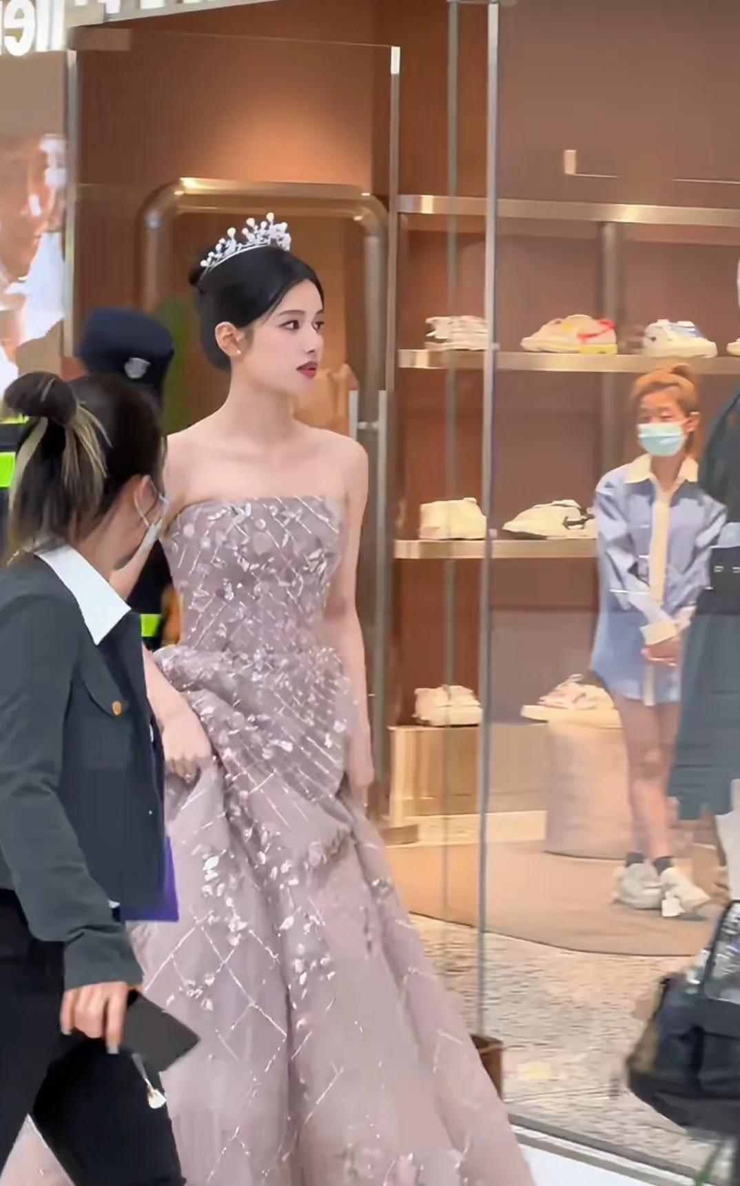 张婧仪来杭州西湖参加活动了
公主终于穿公主裙了
本人仪态太美了
连正常安安静静做