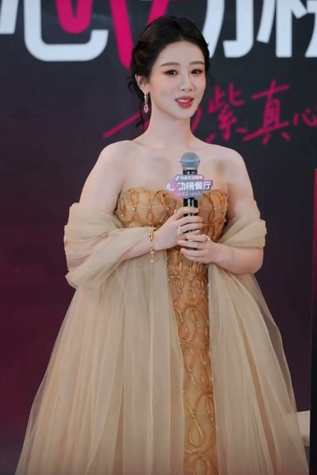 杨紫 今日线下活动造型，身着 Phan Huy 2026春夏高定，佩戴 Pome