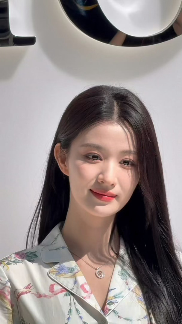 王楚然绊出神图王楚然被绊那一下神图有了🌸碎花长裙搭配柔顺黑长直，踉跄瞬间氛围感
