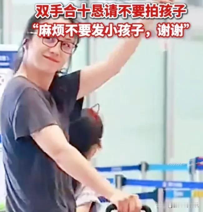 7月5日，汤唯素颜带女儿现身北京机场，出众状态引关注，白皙皮肤与浓密发际线获网友