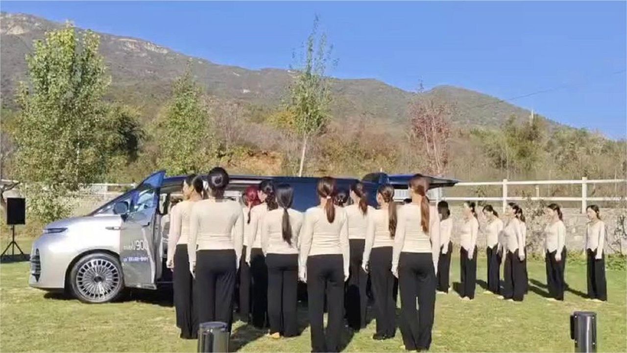 一车装下42人，吉利银河V900成功挑战吉尼斯世界纪录