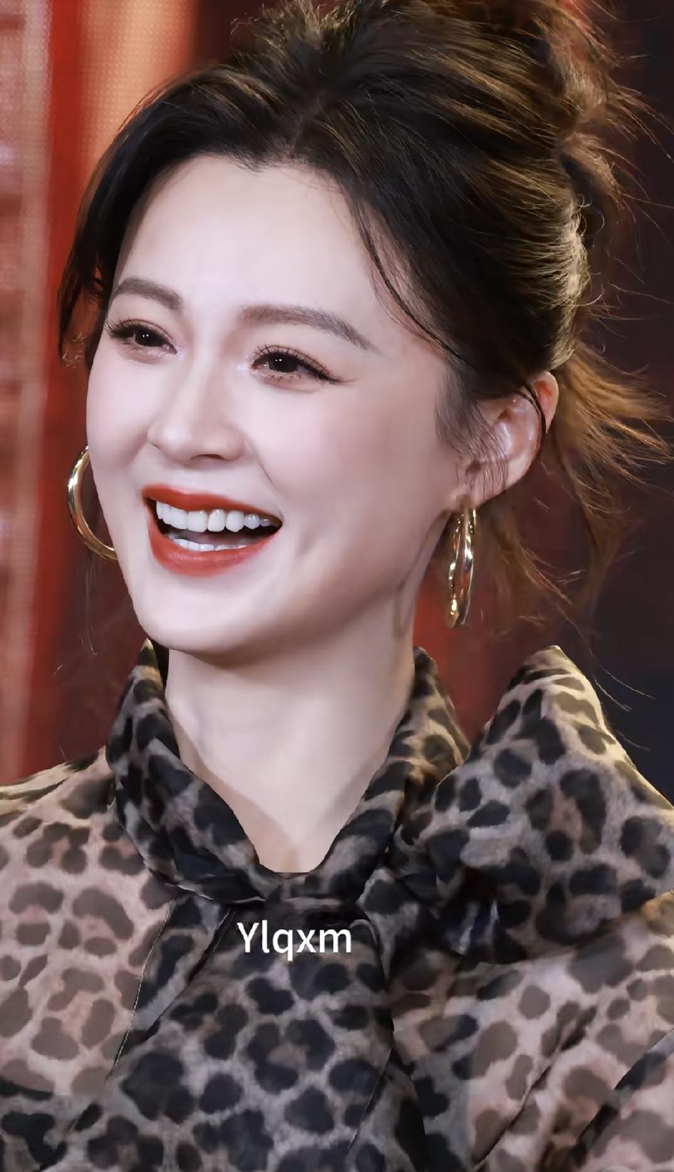 总算明白导演总找她演宠妃了。
毛林林这一笑起来，就是小说里说的，碰巧笑倩兮，笑靥