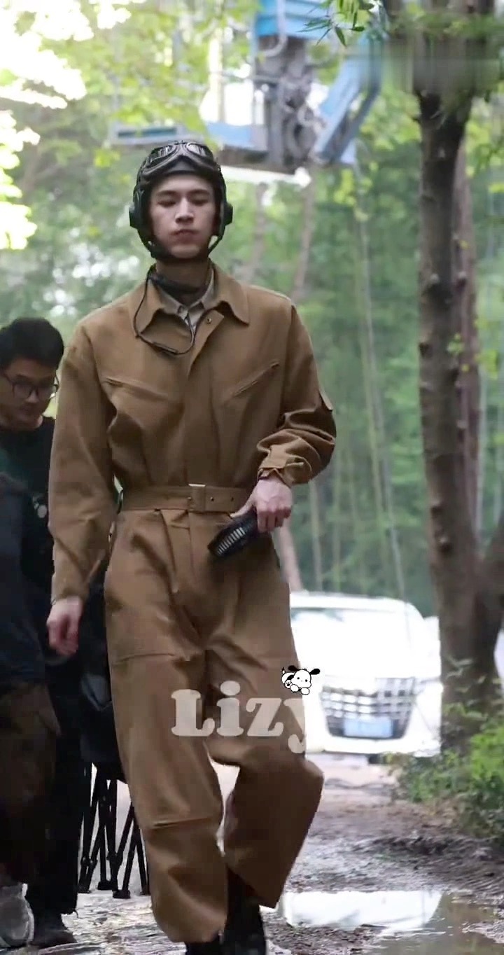 苹果肌那里怎会如此... 有点像阿瑟 ​​​