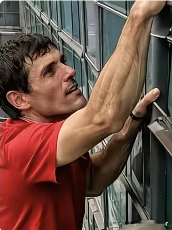 40岁的攀岩传奇“艾利克斯”，
为什么能如此轻松的爬上五百米大楼，
原因很简单，