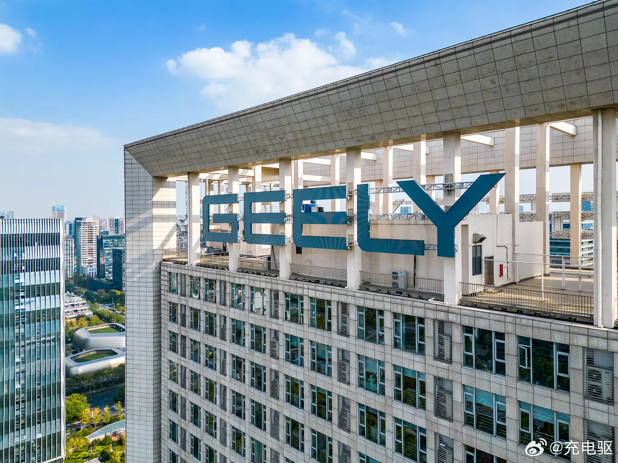 吉利这冠军拿得确实硬气102.1万辆，唯一破百万的自主品牌，这已经不是简简单单的