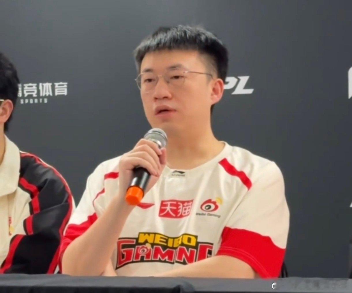 看了昨天WBG的赛后采访，感觉气氛非常压抑！队员面对采访也不想多说什么话，一句话
