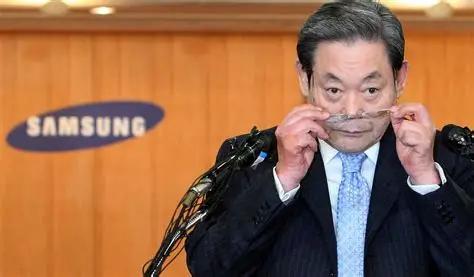 长子入狱，长女被家暴，幺女自杀，晚年招妓，李健熙英名尽毁
三星前会长李健熙把一家