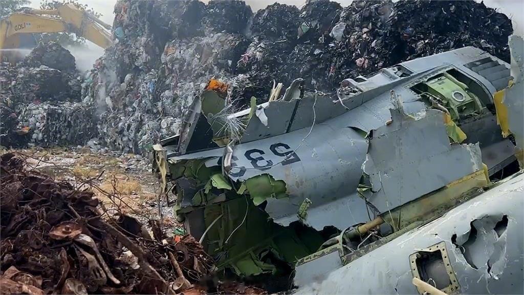台东废品收购站发生火警惊见废F-5E战机，伪台空军回应了
台东县台东市中兴路4段