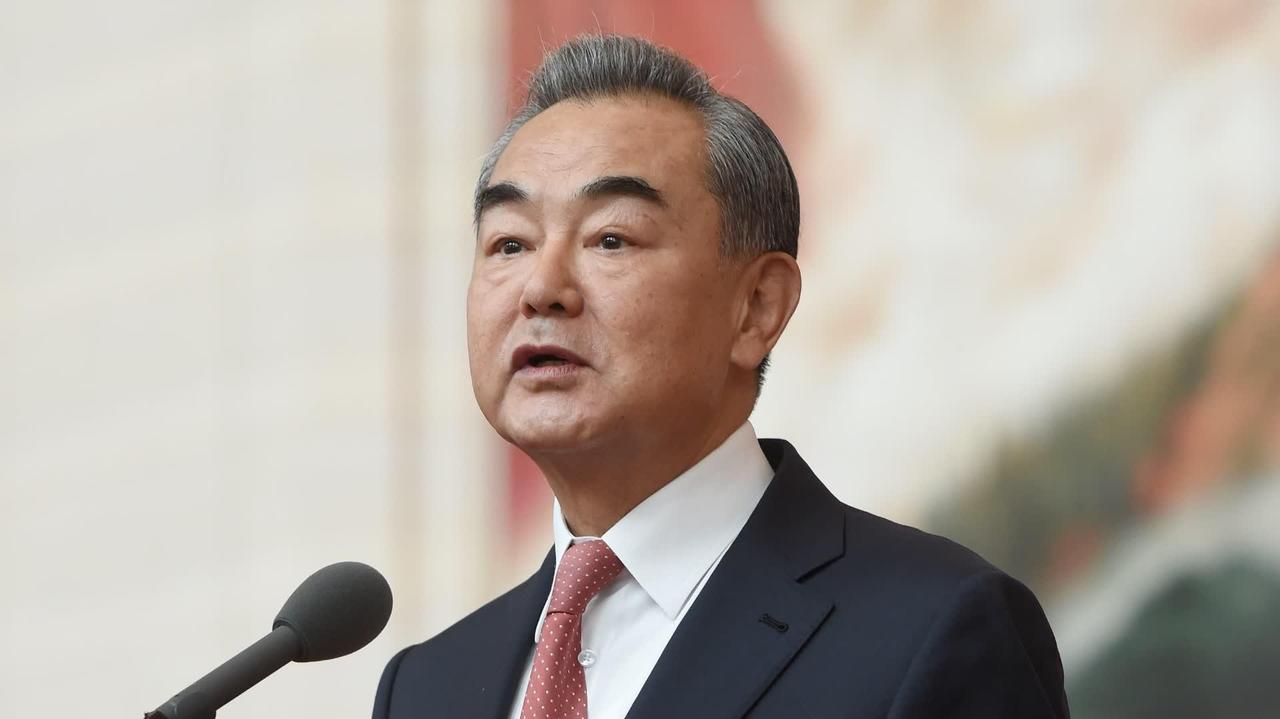 美元时代终结！！
王毅主任到莫斯科当天。
俄罗斯做了两件“大事”！

一是对中国