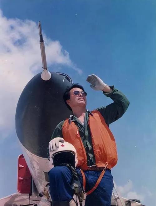 2001年4月1日，在南海撞机事件中，王伟壮烈牺牲，如今他的儿子已经是一名海军，