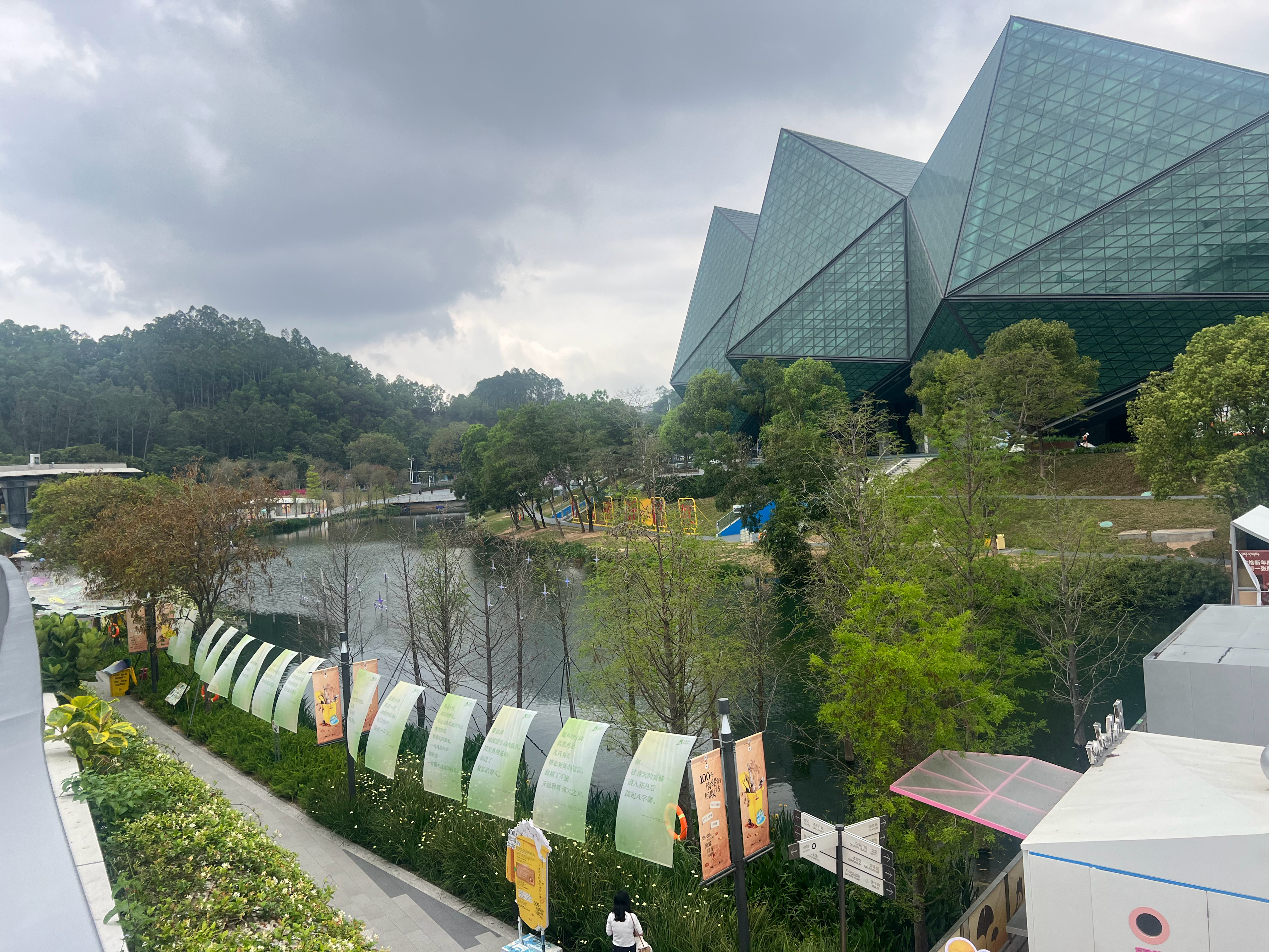 清明前一天出发的大聪明堵在高速上出去玩儿就是转运最快的方式，说走就走的旅行其实是