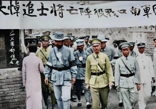 1927年，蒋介石权势日盛，宋霭龄为巩固孔宋家族地位，力促妹妹宋美龄与蒋联姻。她