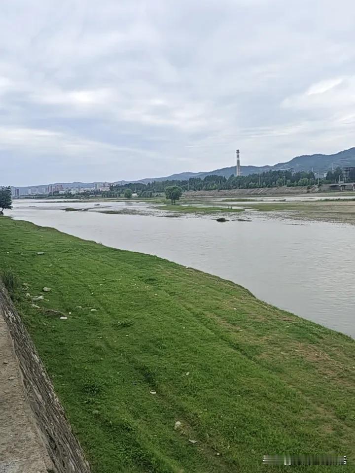 从远古至今，几百几千万年，洛河河床的沙石，硬是被呼北高速浩吉铁路和卢洛高速用光了