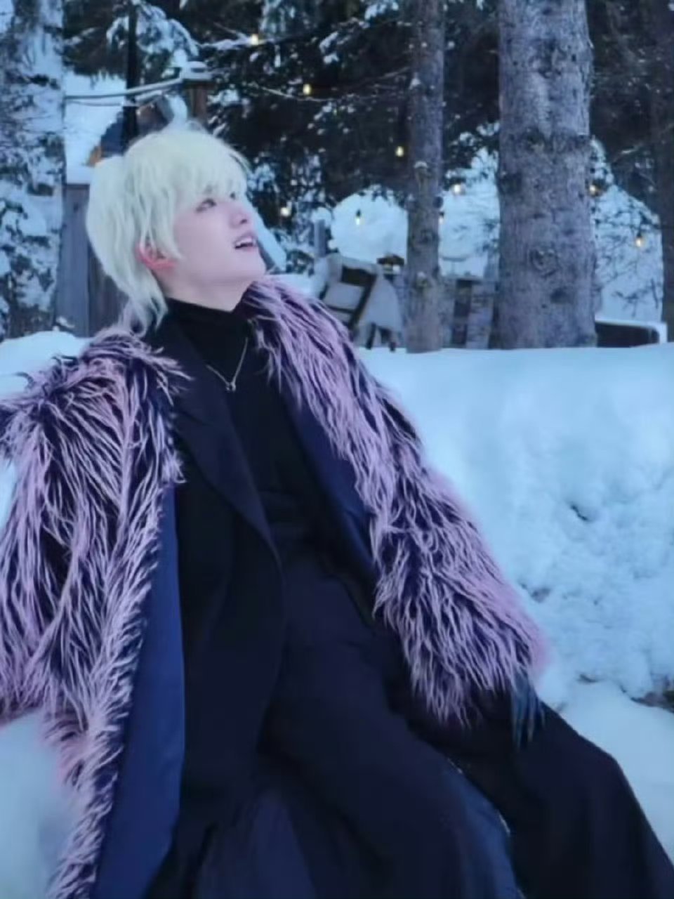 吃席偶遇丁程鑫 网友吃席偶遇丁程鑫，哥哥太火了吃席都有人拍 