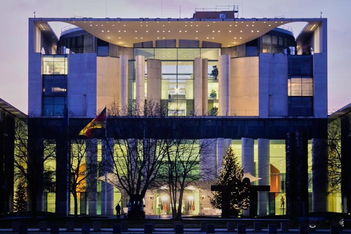 12月14日消息，乌克兰总统泽连斯基在柏林会晤美国特使表示,乌克兰已放弃加入北约