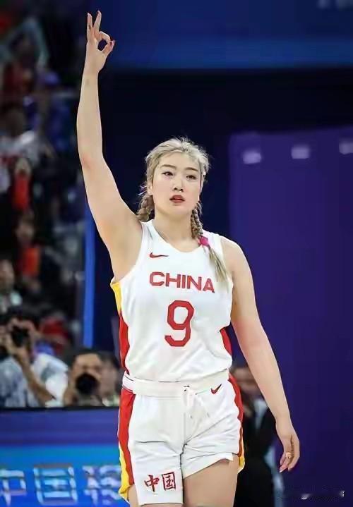 李梦终于发声了。中国女篮核心球员李梦在2026年8月12日通过个人微博发布的公开