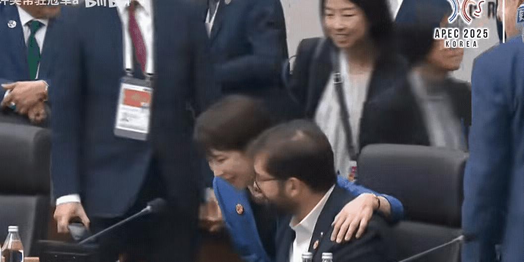 快讯！快讯！
日本媒体突然宣布了有新画面曝光。
画面里，高市早苗和外方领袖近距离