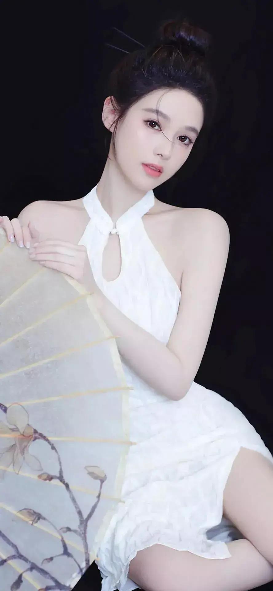 优雅白裙少女，手持古风油纸伞，气质如画。