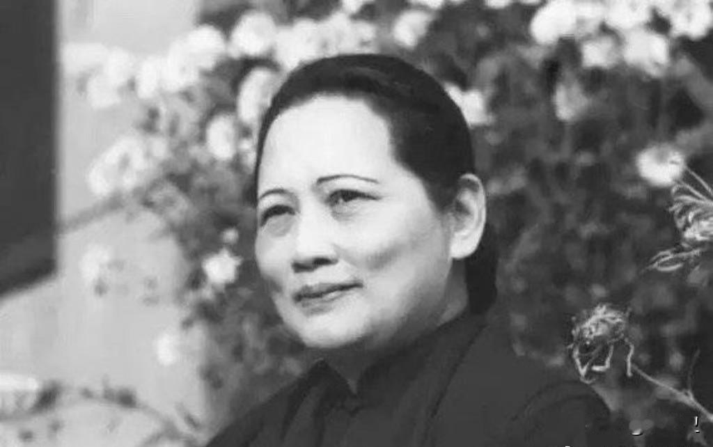 相由心声，看看这亲姐俩，宋庆龄，宋美龄，一个一脸慈祥，一个一脸凶相，因而选择了不