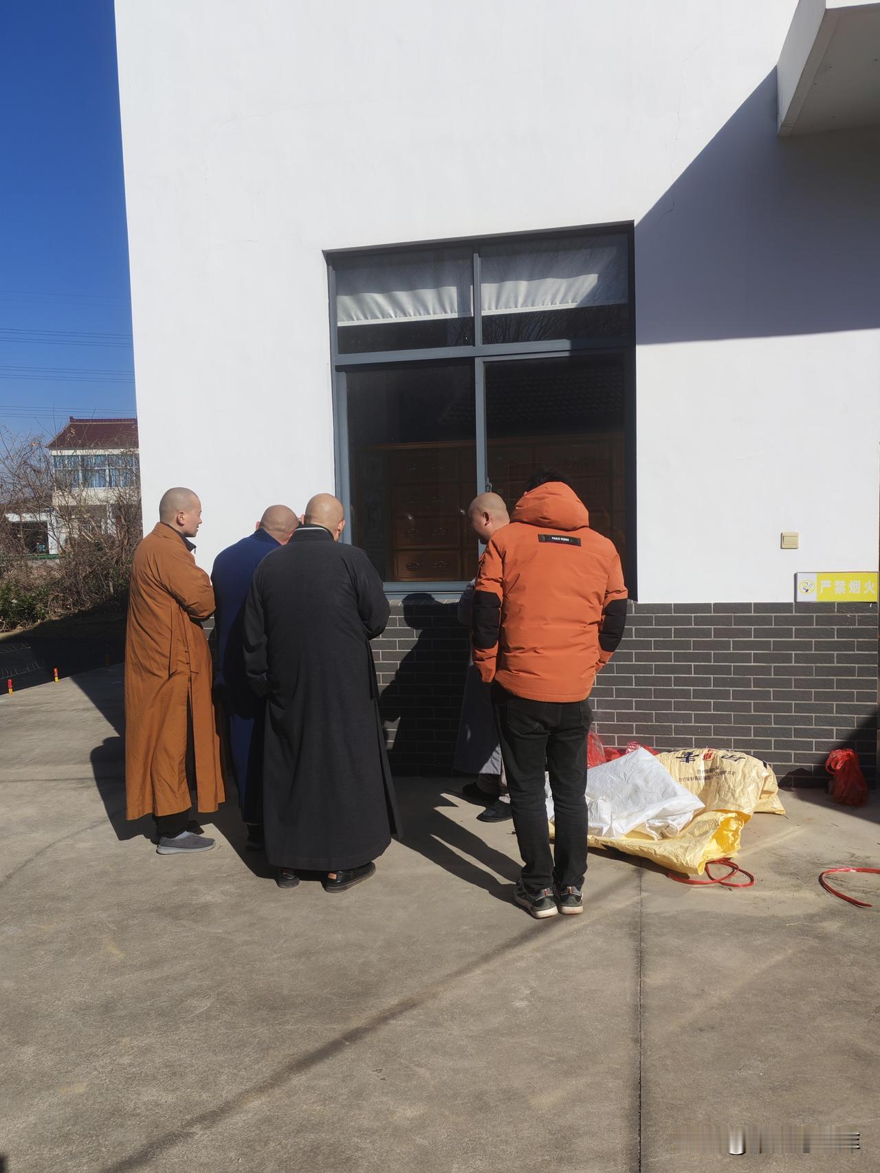 公公老糊涂了有福不享

清明节还没有来临

他作为志愿者开始守护树林

人家上坟