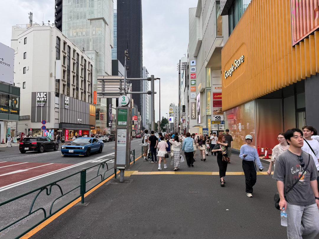 今天原宿逛街居然出现了一个装修中的Google Store，好奇除了pixel还