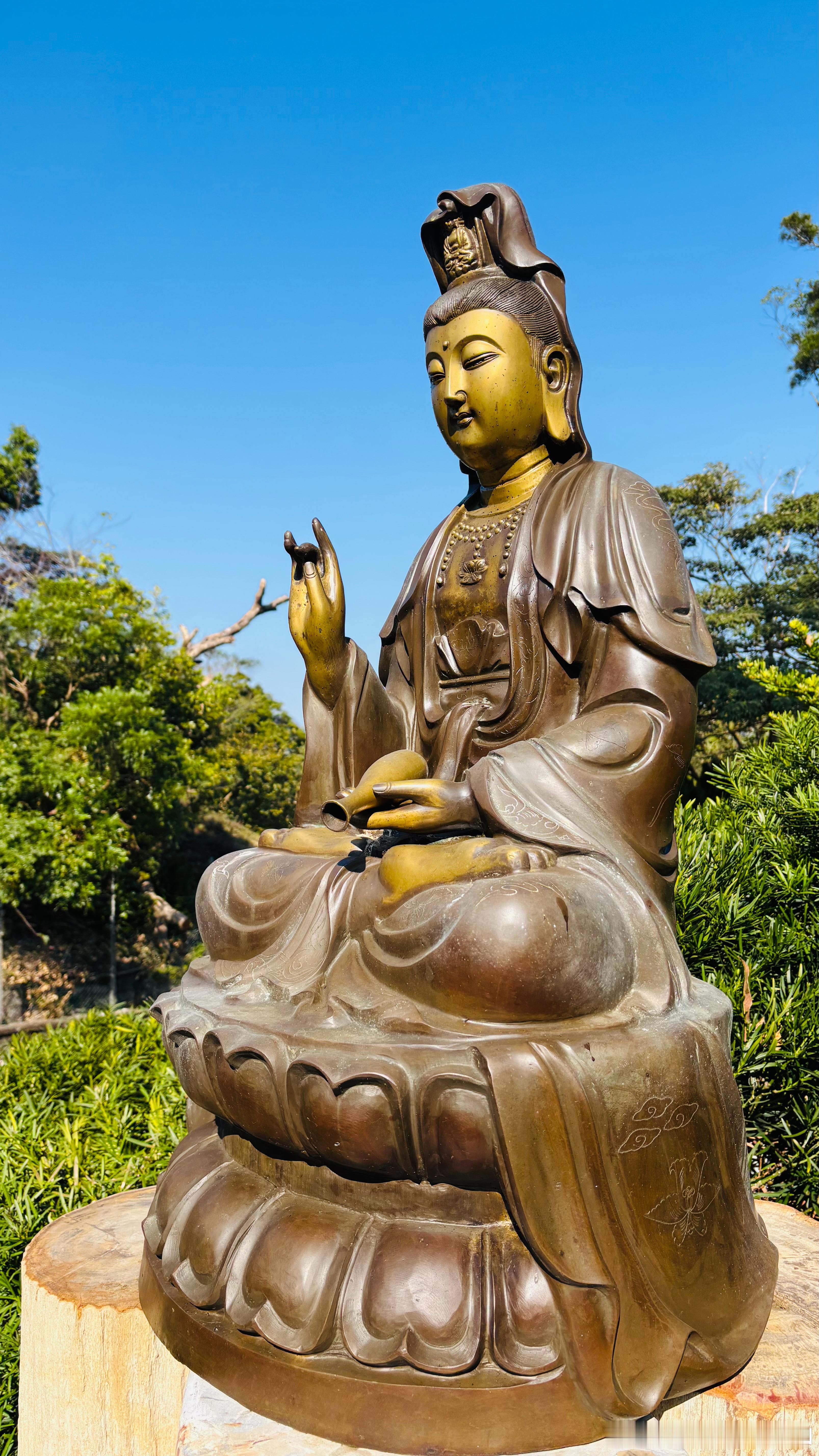 香港凭什么能成为新的选择？关键在于其独特的“一国两制”定位。香港是中国的领土，这