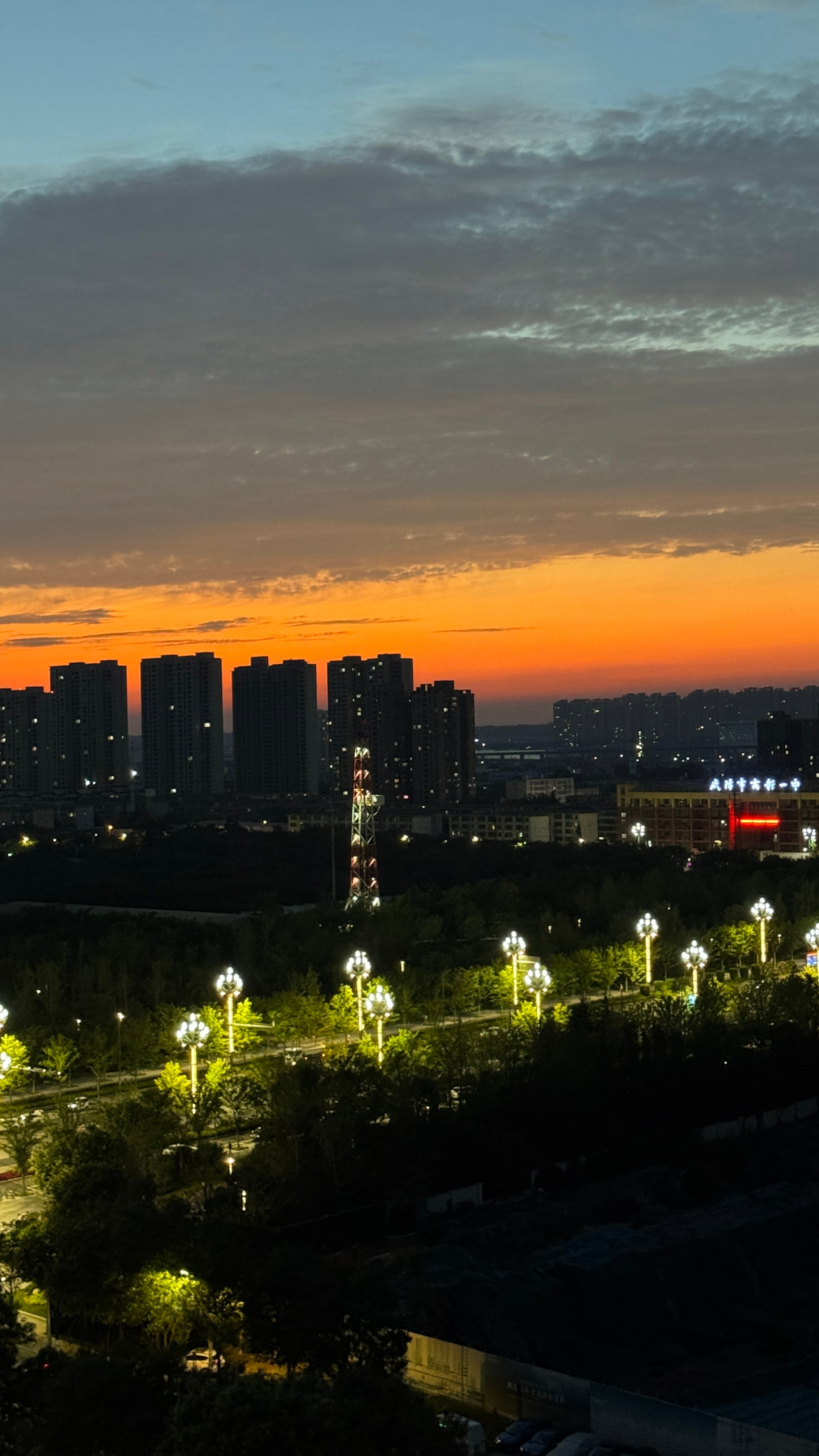 有时阻挡我们的不是眼前的困境，而是过度焦虑。一味沉浸在对结果的担忧里，只会无端消