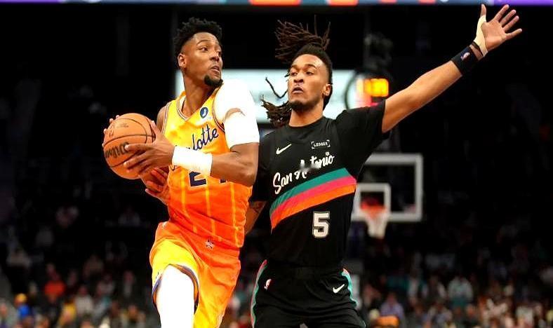 西部第一的雷霆，竟被东部鱼腩屠了27分。
 
先是客场，把西部第一的雷霆队按在地