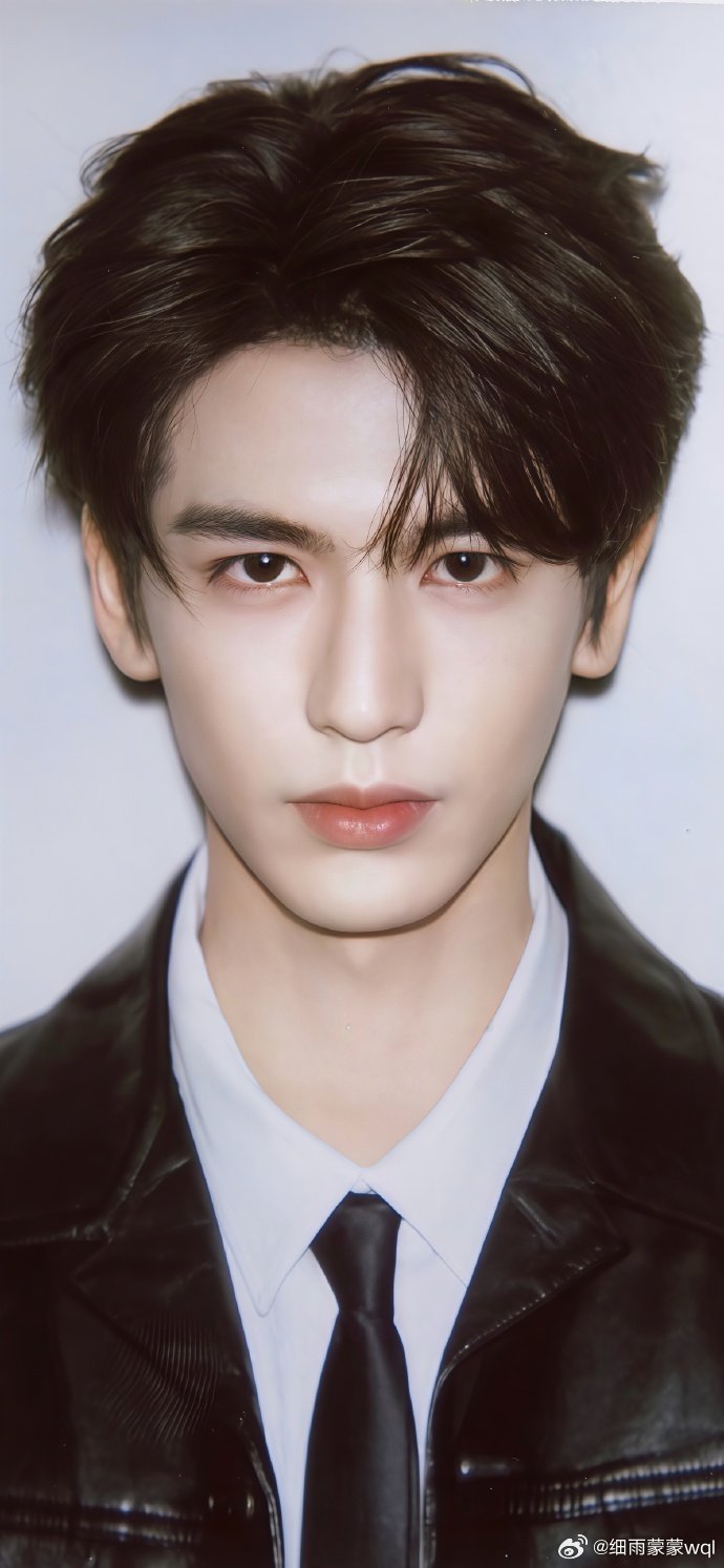 张凌赫失算了，本来靠《逐玉》红了，肯定成为一线男演员，人气爆棚。结果突然被人说是