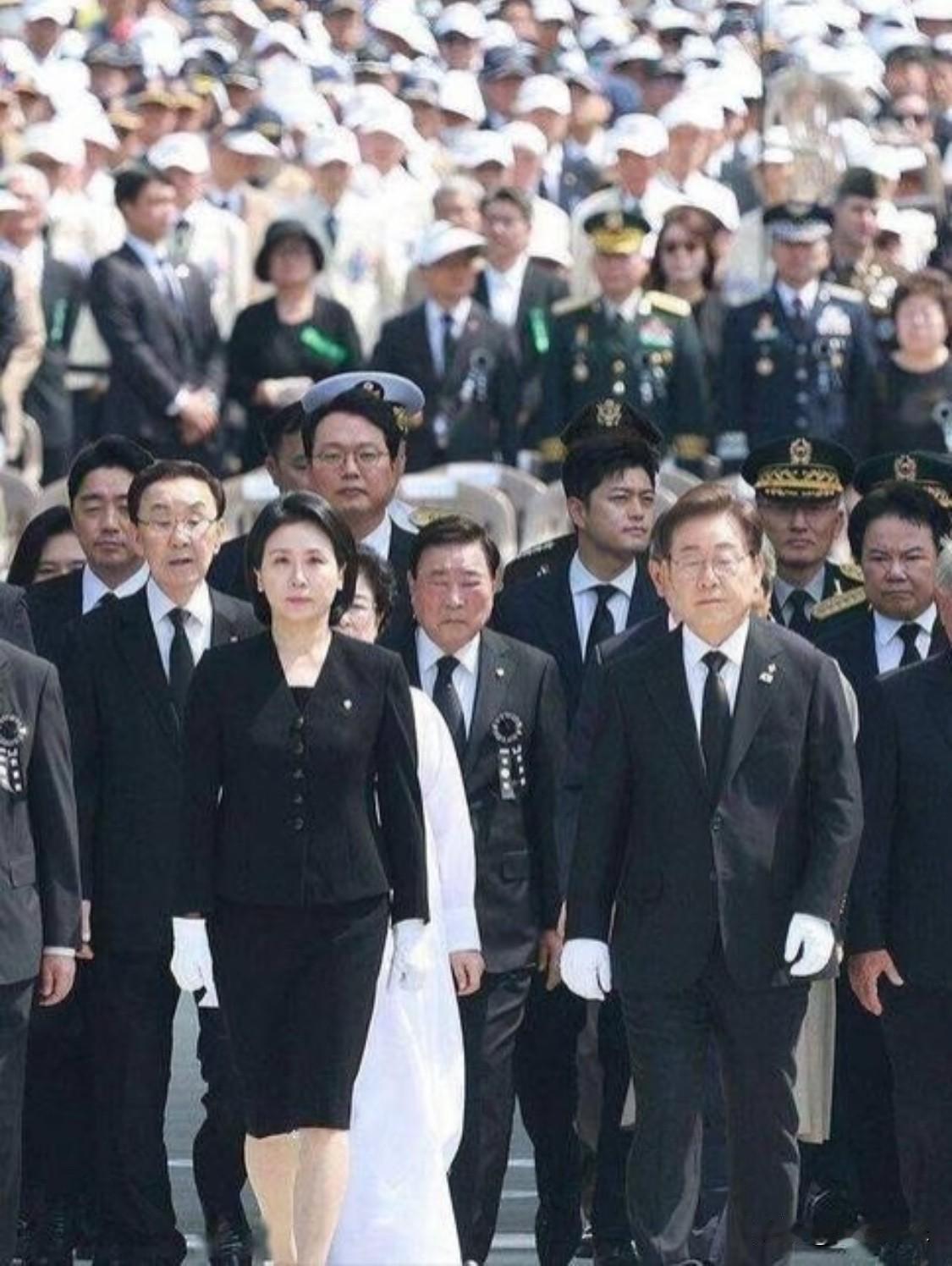 感觉金女士更像总统
这张照片，
金惠景的气场，看起来好强。
像极了女总统和她的老
