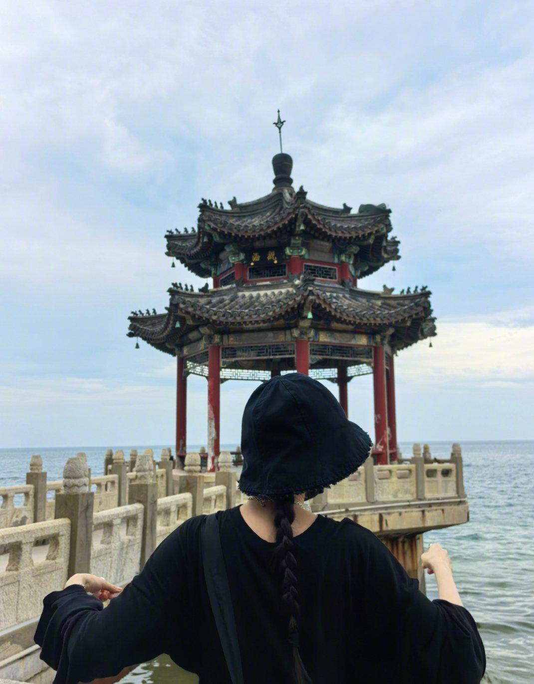 姐姐，国庆快乐！玩的开心！[给你小心心][么么哒]杨幂 原来美女都是靠脸杀人的 