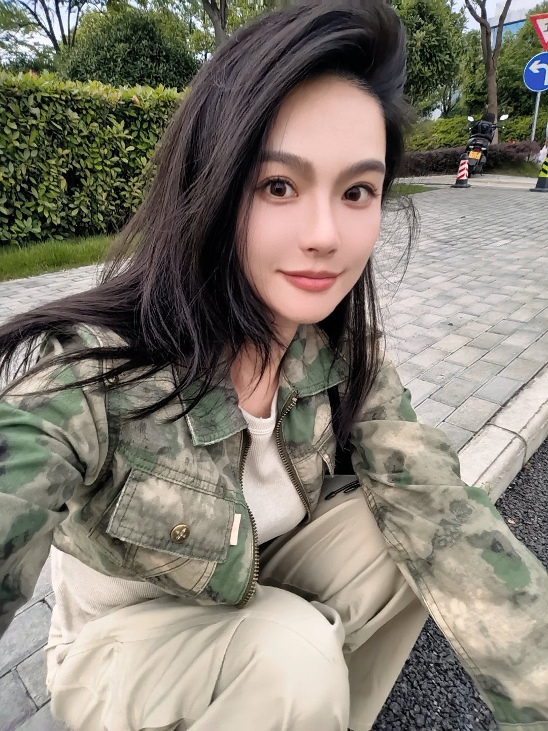 蹲在马路边边打个车🚗今晚飞✈️重庆！明天去重庆车展吼！ 武汉