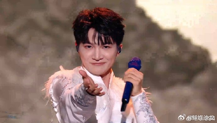 周深谢谢所有把作品交给我唱的老师们看他拿着奖杯温柔致谢的样子，能感受到他对音乐和