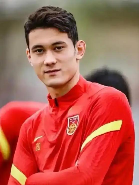 20岁的拜合拉木，拿到国足奖金，没买跑车，没买名表，扭头就给他哥在伊犁付了套房子