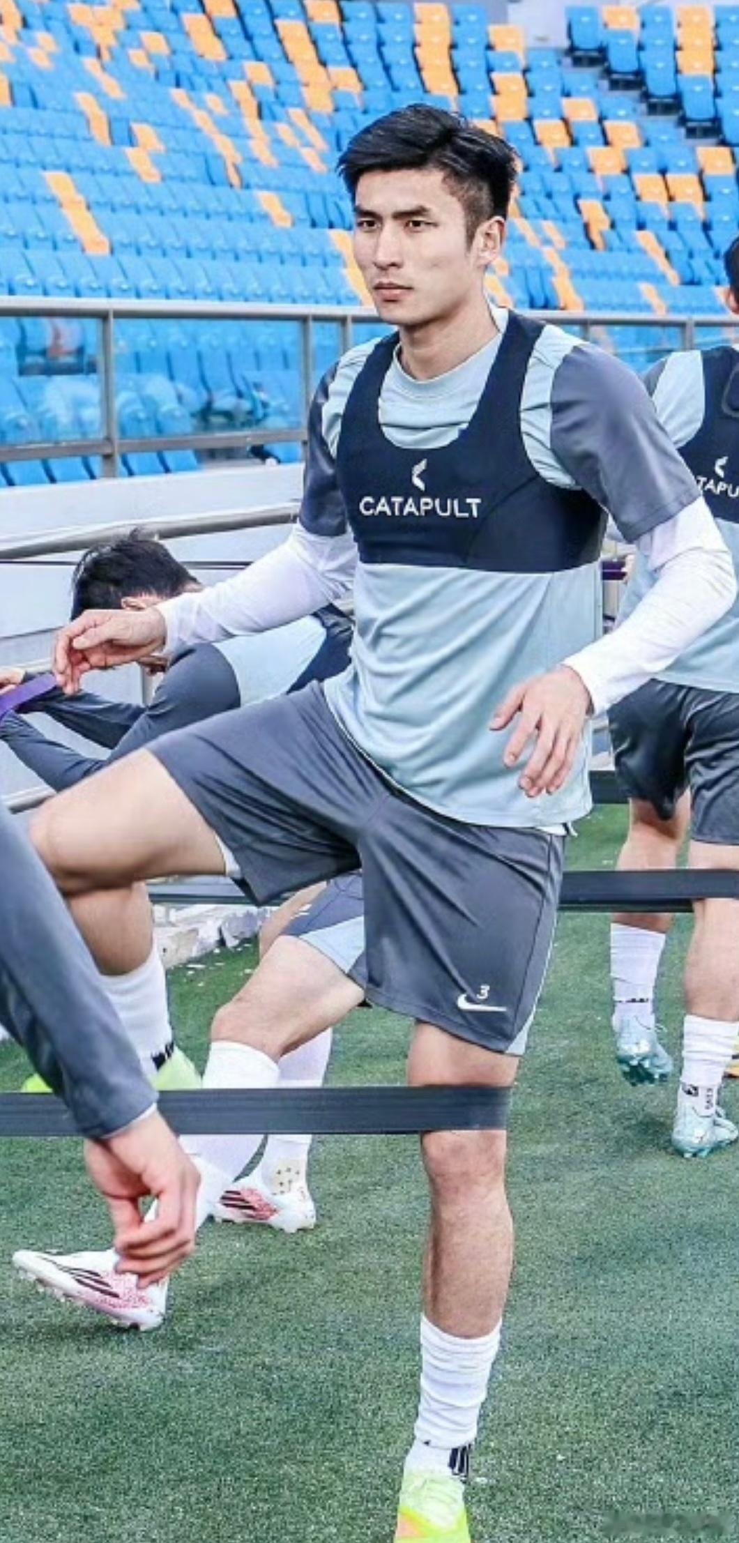 王政豪连续5轮联赛登场，如果不变阵的话，今天要改踢中卫了（新的三中卫组合如何摆放