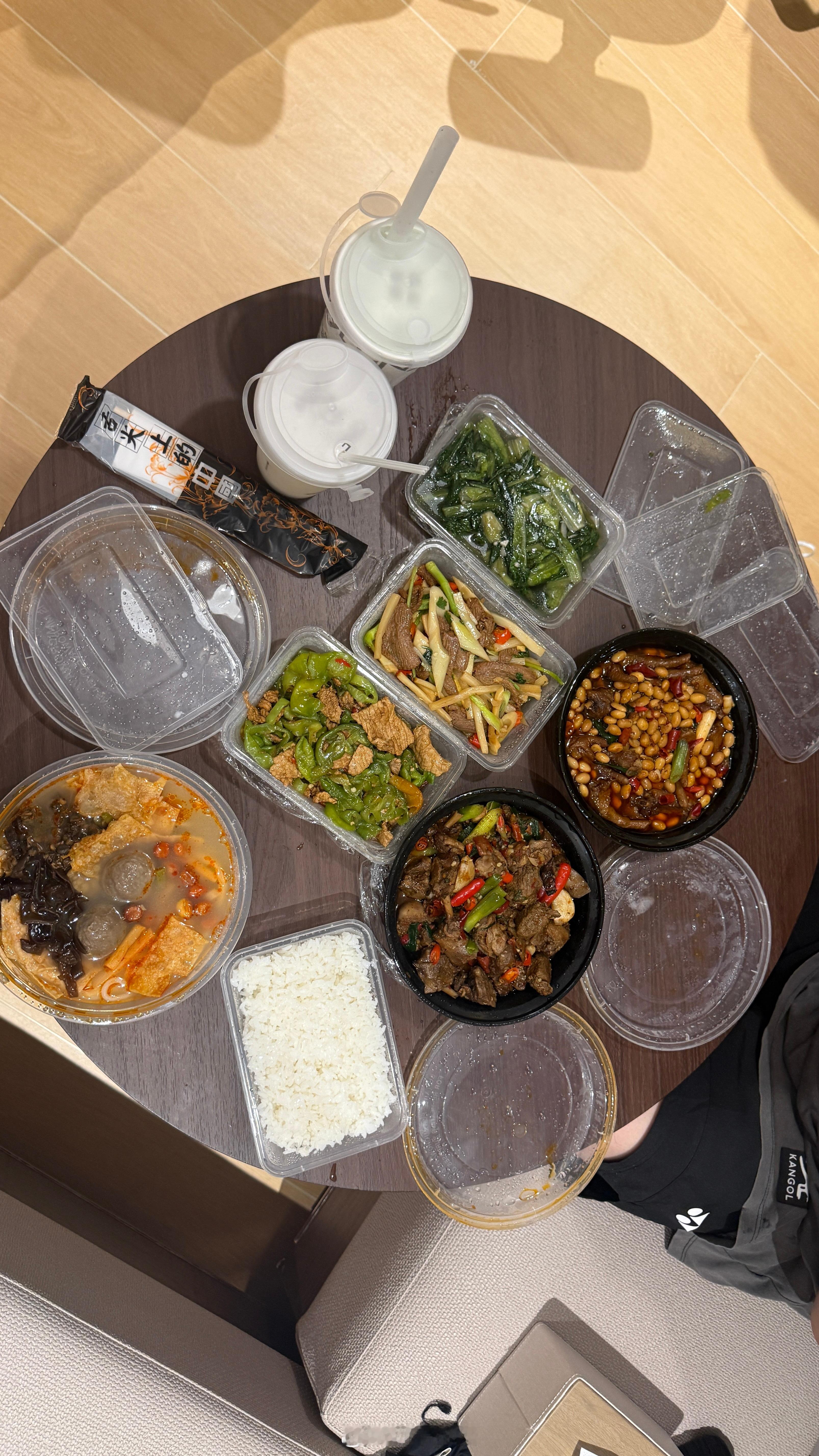 吃饭咯。 