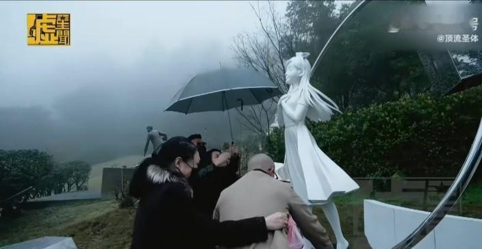 她戴着姐姐的骨灰项链，又来金宝山了。
一年了。
一声“姗好想你”，小S直接哭到崩