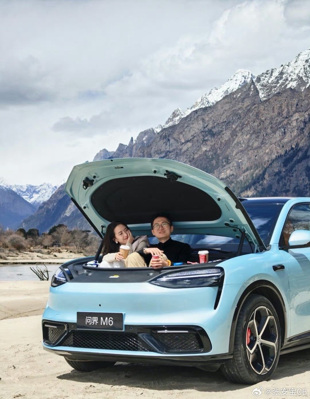 飞哥身高还有点高的，这两个人坐进去看上去还行？这前备箱究竟能承重多少大v聊车