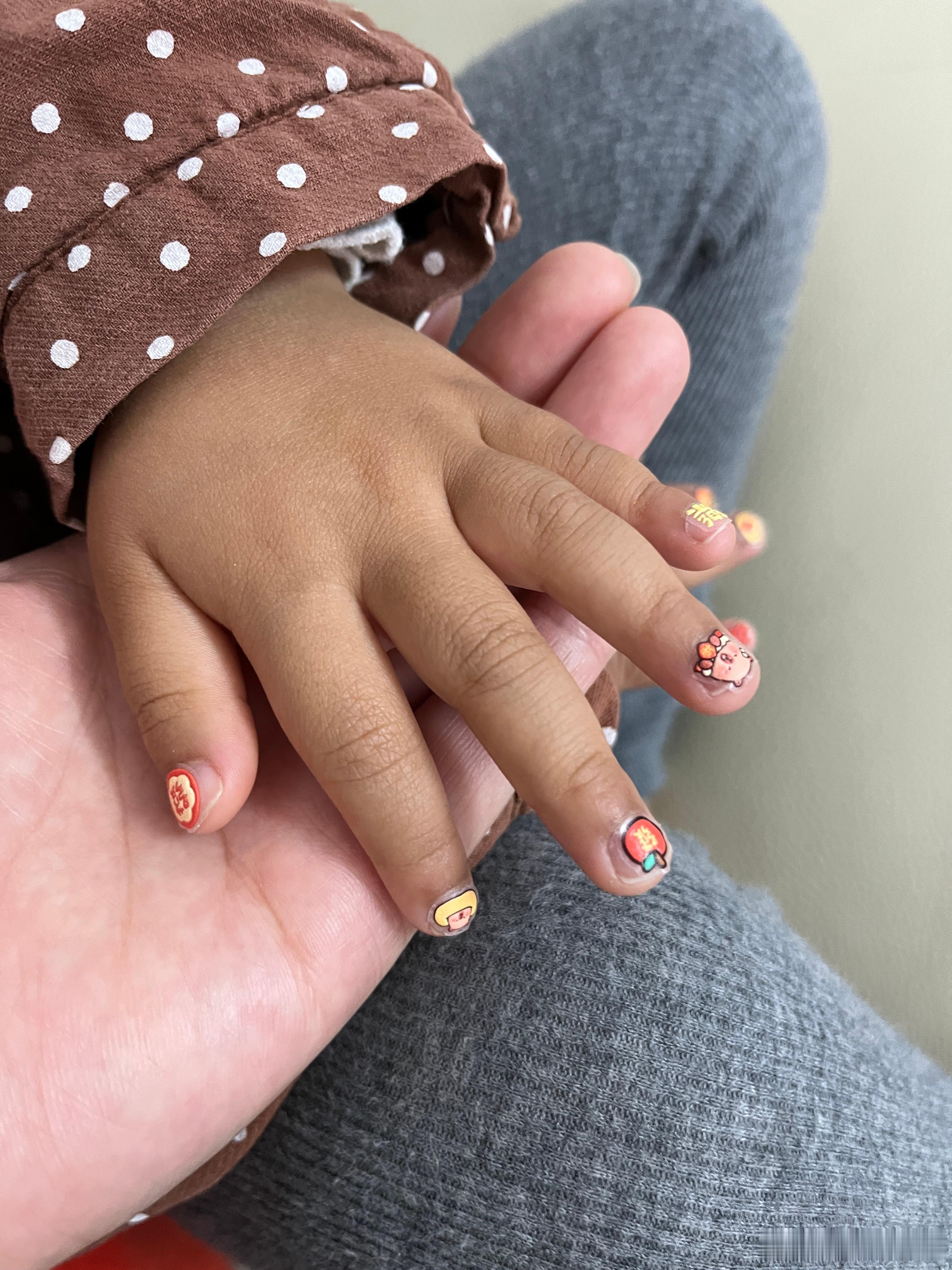 早上庙会有贴美甲的，我们去晚了，都被卖完，这个家伙气晕，又去超市给她买贴上，现在