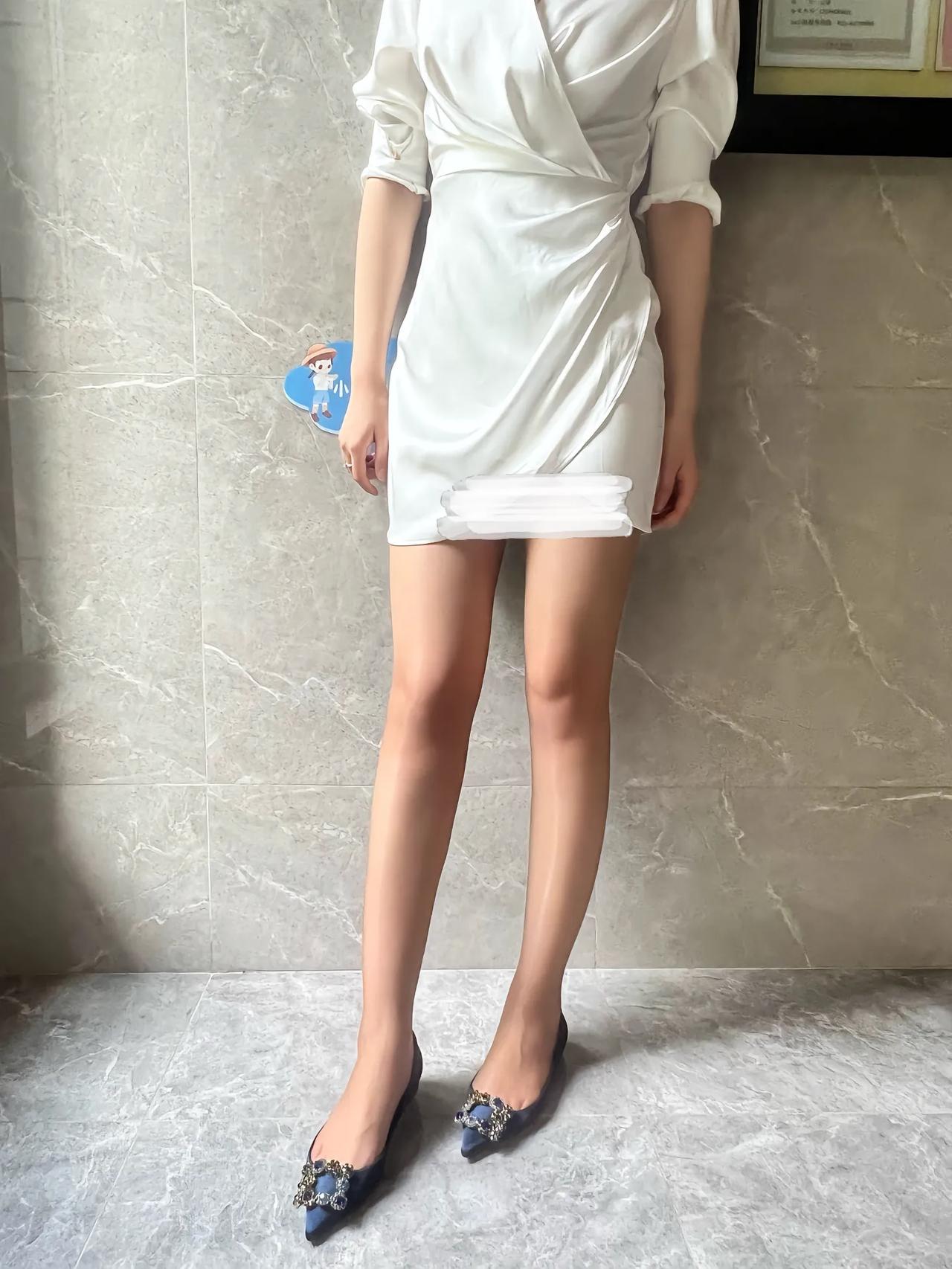 白缎裙+柔光丝袜甜到心巴！缎面软乎乎裹出温柔线条，丝袜像给腿敷了层水光膜，钻扣鞋